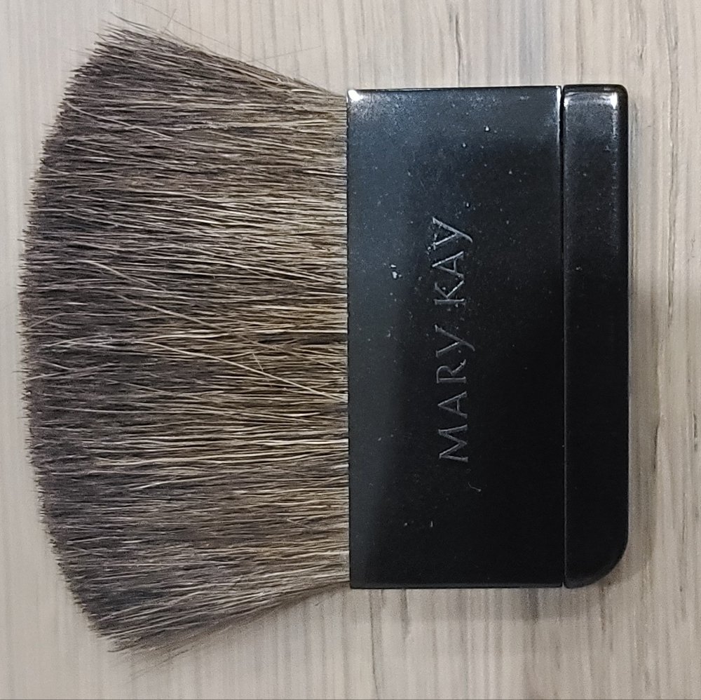 NWT Mary Kay Compact Brush set Of 3 Natural Bristle brushes Cheek , Powder, Eyes